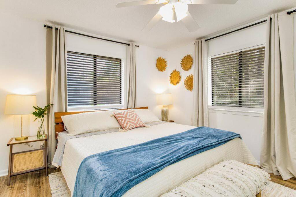 Woodsy Retreat, Steps To Bay - Hot Tub! Βίλα Gulf Breeze Εξωτερικό φωτογραφία