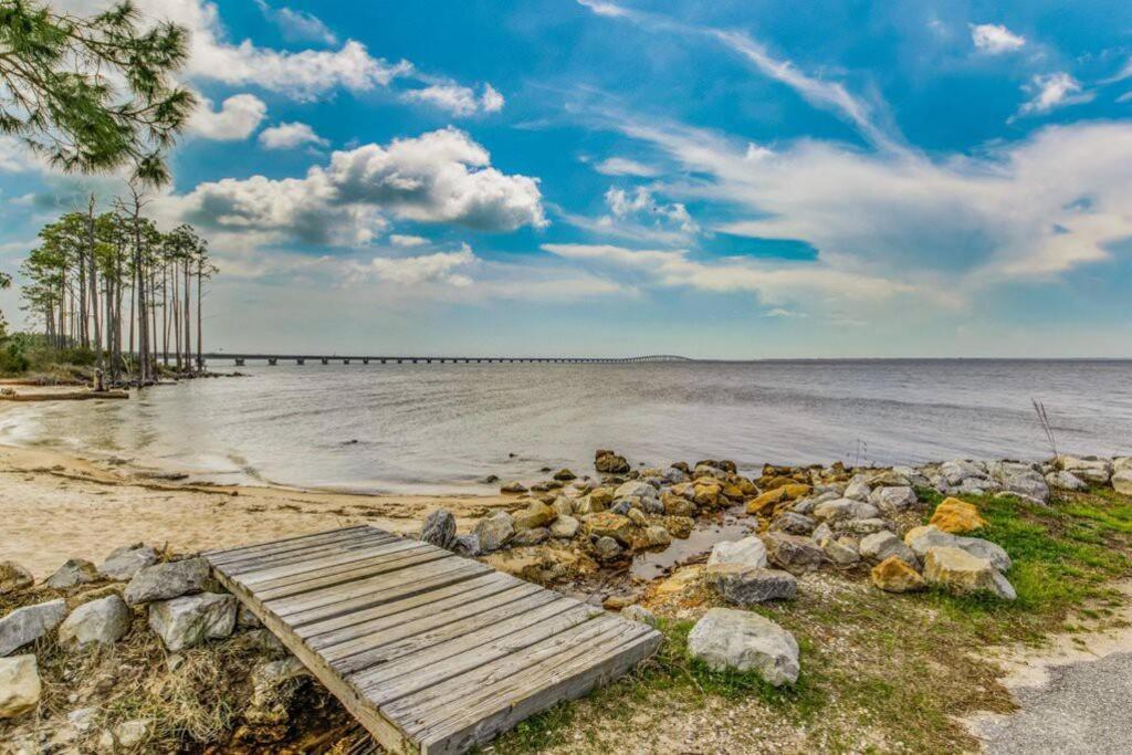 Woodsy Retreat, Steps To Bay - Hot Tub! Βίλα Gulf Breeze Εξωτερικό φωτογραφία