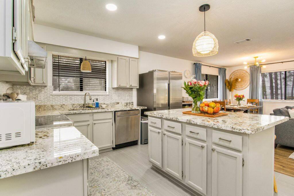 Woodsy Retreat, Steps To Bay - Hot Tub! Βίλα Gulf Breeze Εξωτερικό φωτογραφία