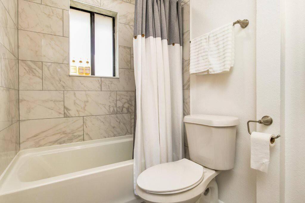 Woodsy Retreat, Steps To Bay - Hot Tub! Βίλα Gulf Breeze Εξωτερικό φωτογραφία