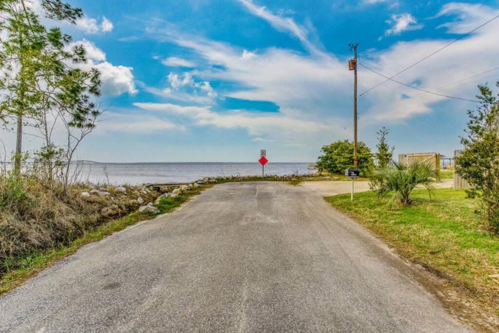 Woodsy Retreat, Steps To Bay - Hot Tub! Βίλα Gulf Breeze Εξωτερικό φωτογραφία